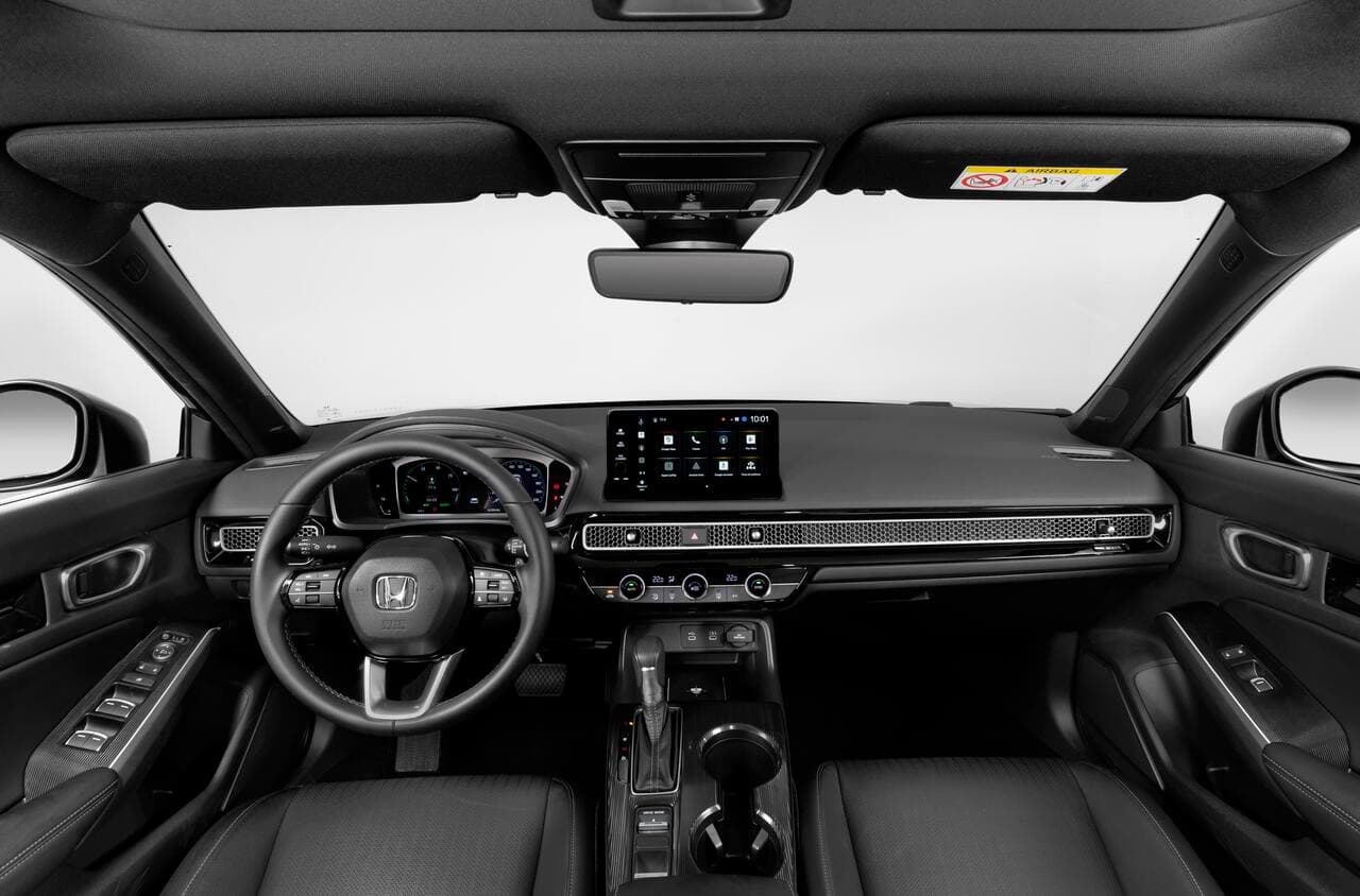 Interior do Honda Civic e:HEV 2026 (saídas de ar e USB-C traseiros)