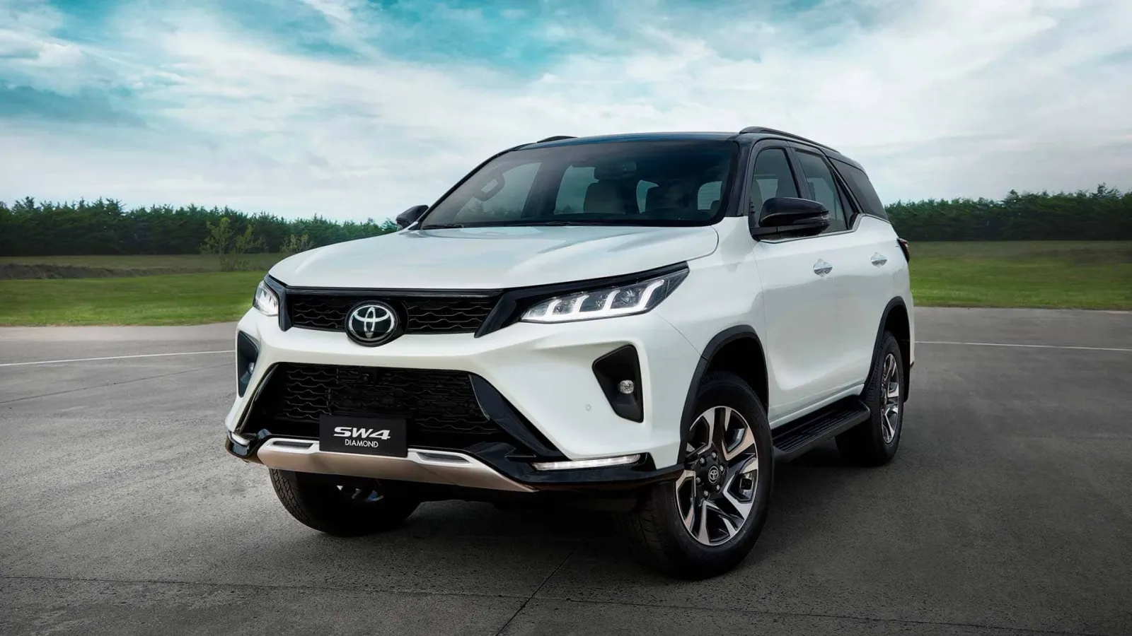 Toyota SW4 branca em três quartos dianteiro